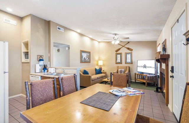 Cozy Bungalow-Cmty Outdoor Pool-Pickleball-Mini Golf-Free Daily Tickets-Walk to Table Rock