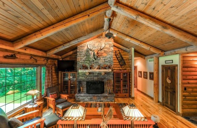 COZY CABIN HALF MILE FROM THE EXCITING FONTANA WATERFRONT!