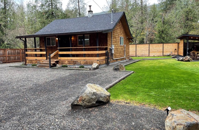 Cozy cabin 1 mile to Sandy Ridge Bike Park, with RV hook up and EV charger.