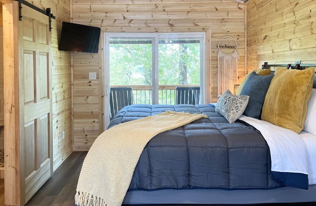 Cozy Cabin 4 - A Romantic Forest Retreat