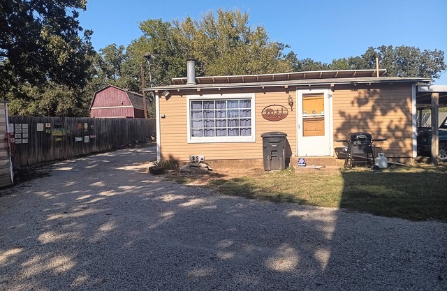 Cozy cabin at Lake Leon. Perfect for fisherman or lake enthusiasts