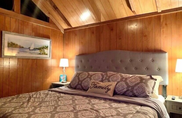 Cozy cabin by the river/pet friendly