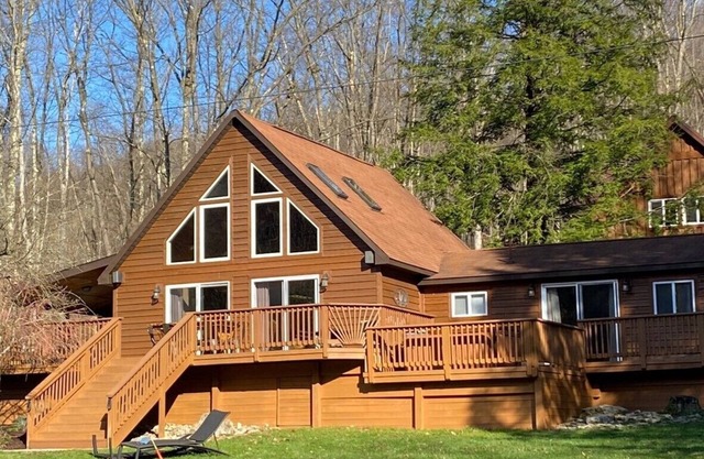 Cozy Cabin by the Slopes - Minutes to the Wisp & Lake! Fire Pit - Hot Tub - Pool