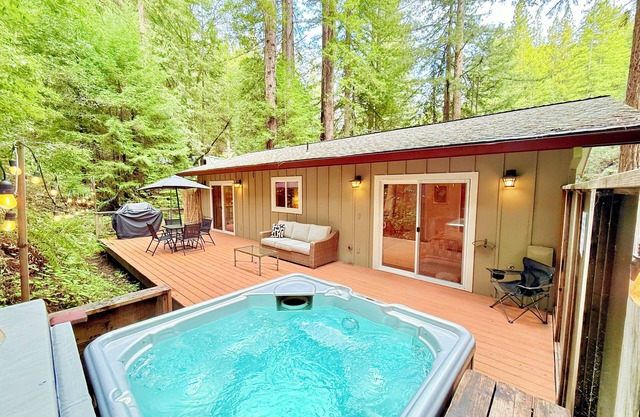 Cozy cabin deep in the redwoods/WiFi & Hot Tub