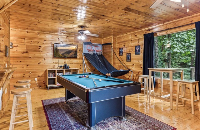Cozy Cabin, Game Room, Hot Tub, Firepit, Theater Room