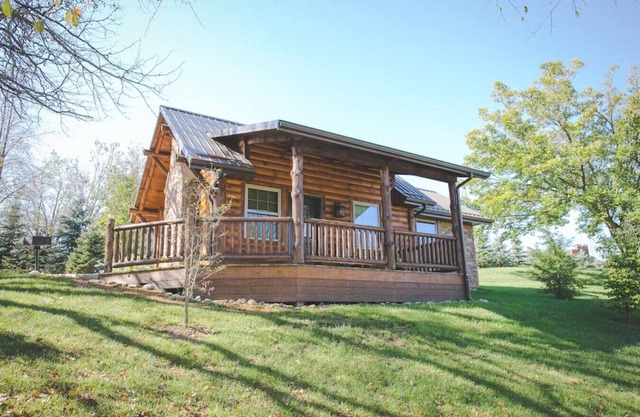 Cozy Cabin Getaway with Fireplace, Kitchen, Jacuzzi Tub - Sleeps 2