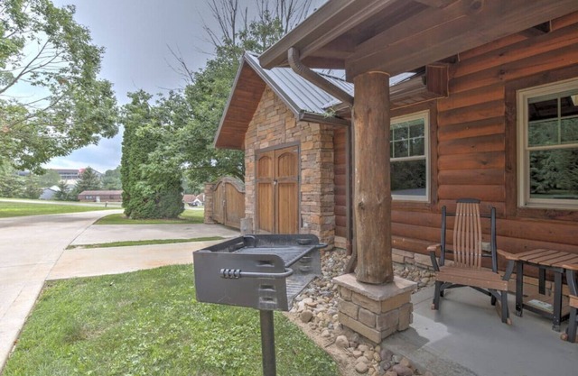 Cozy Cabin Getaway with Fireplace, Kitchen, Jacuzzi Tub - Sleeps 2