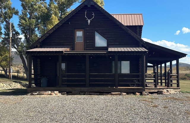 Cozy cabin in beautiful Meeker, CO-10 miles from town, perfect for OHV travelers