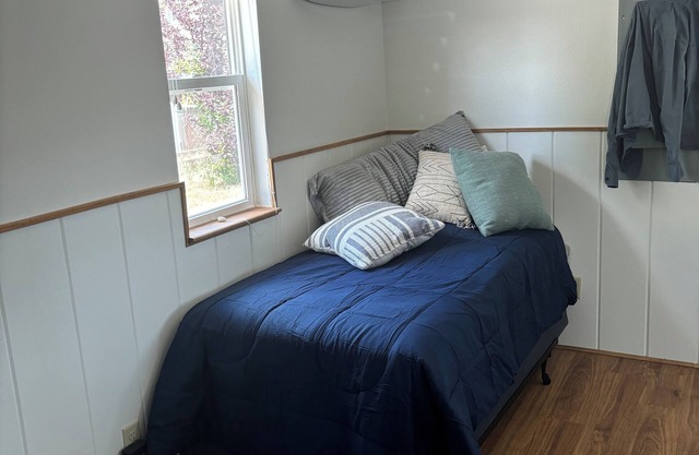 Cozy cabin in enjoyable Sturgis with WiFi, AC