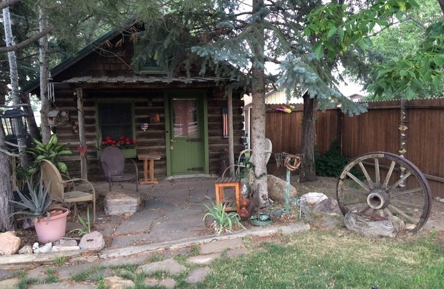 Cozy cabin in Longmont, dog friendly, near to CU, CSU, UNC and RMNP. WiFi, AC