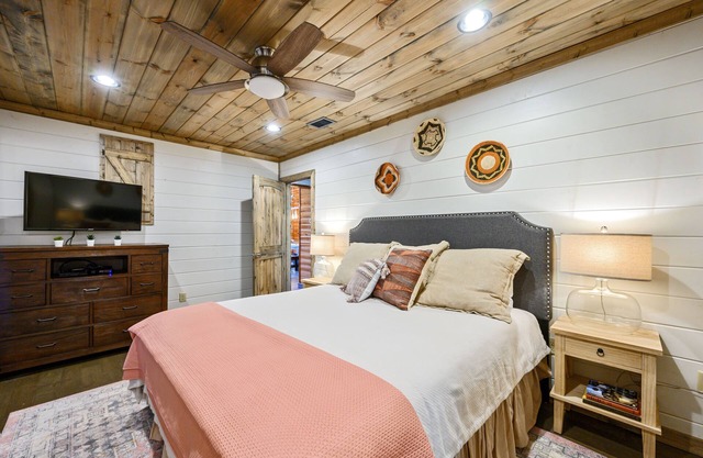 Cozy Cabin in Supreme Location Near Lake! For Families & Couples