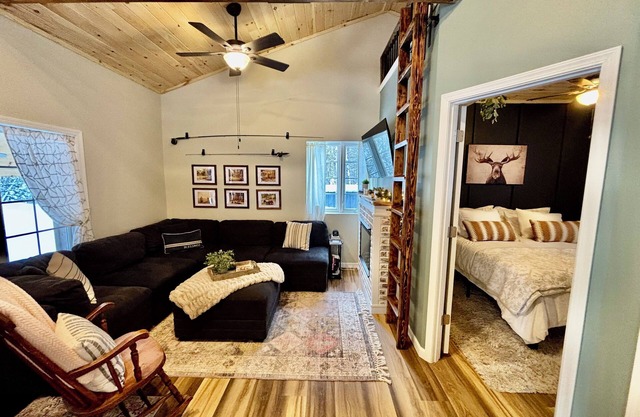 Cozy Cabin in the woods 1-bedroom, 1-loft. NearRiversLakes&Trails,Fishing,Hiking