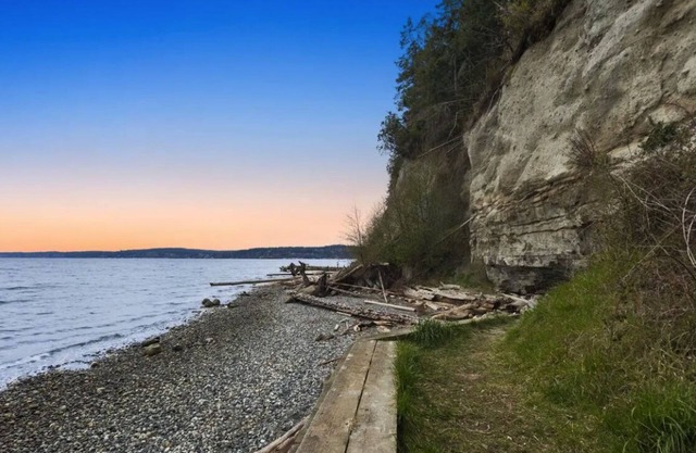 Cozy cabin in the woods next to Camano Island State Park.