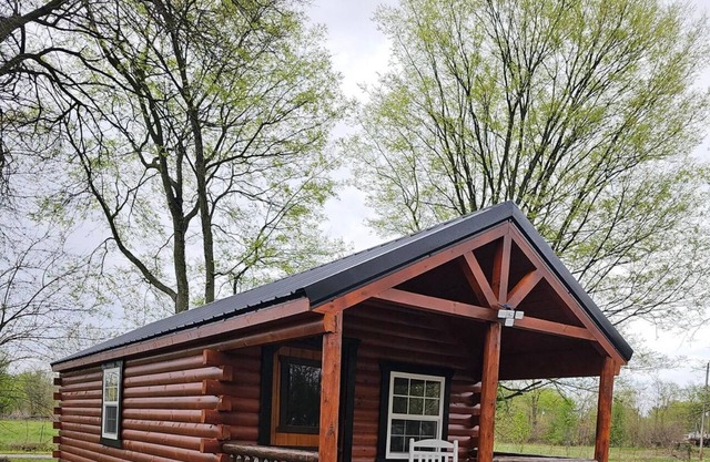 Cozy cabin located in historic Old Shawneetown!
