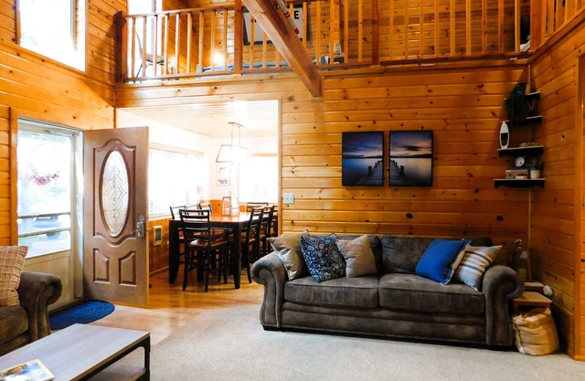 Cozy cabin on Bills Island just 45 minutes from YNP