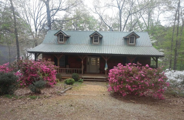 Cozy cabin on Lake Hartwell. Book your family holiday plans today!