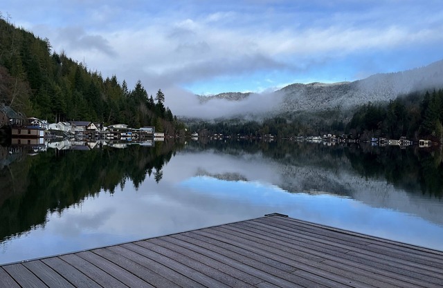 Cozy Cabin on Lake Sutherland with hot tub, huge dock and kayaks!