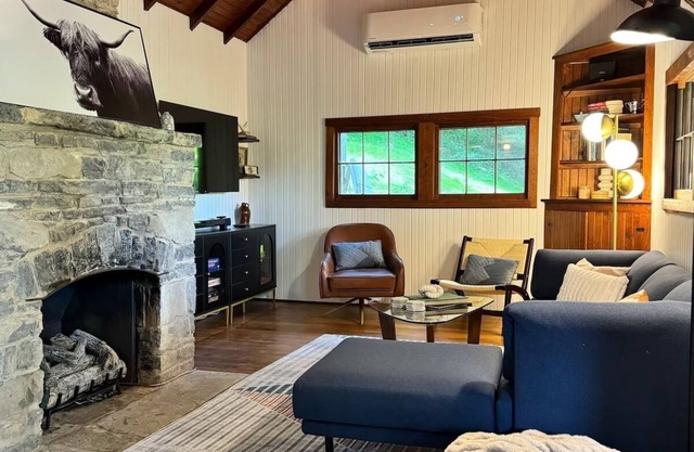 Cozy Cabin on Shenandoah River —Canoe, Kayak, Hot Tub, WiFi, EV Charger, AC, TV