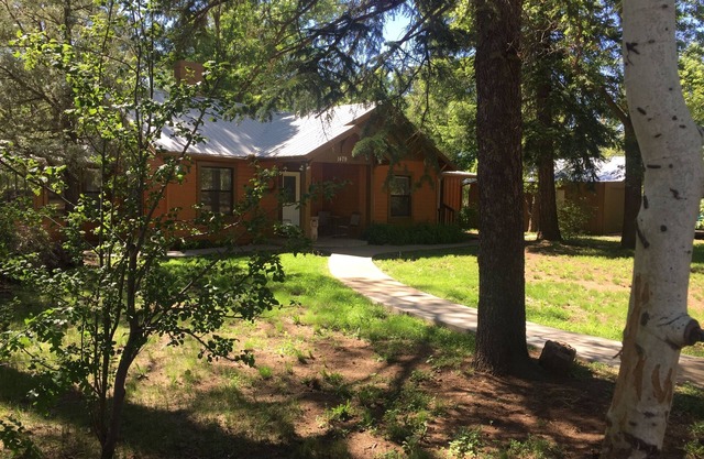 Cozy Cabin Only 5 Blocks From Rainbow Lake! Walk To Fishing! Great Rates!