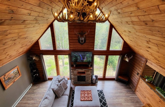 Cozy cabin overlooking beautiful creek and horses - Pet Friendly!