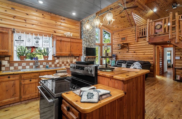 Cozy Cabin Retreat on 8 Acres with Private Lake – just 50 Minutes from St. Louis