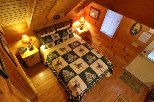 Cozy cabin w/fireplace 3 minutes to Helen! #2.