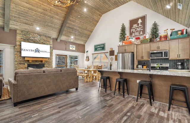 Cozy Cabin w Water View-Community Indoor Pool-Connect4-Bunk Room-Free Attraction Tickets