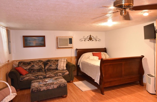 Cozy cabin with Full Kitchen on a pond in charming Corbin
