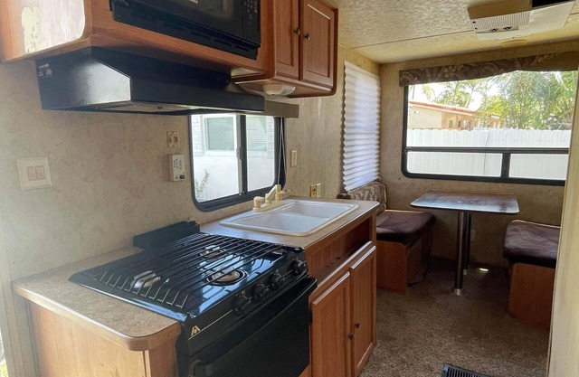 Cozy Camper Stay — 5 min from Busch Gardens!