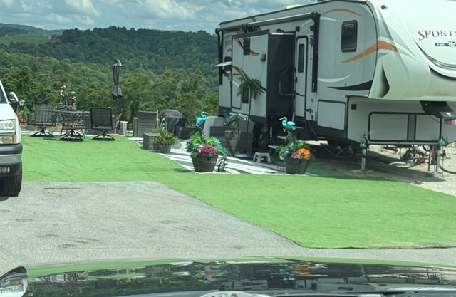 Cozy campground in lovely New Tazewell with WiFi, AC