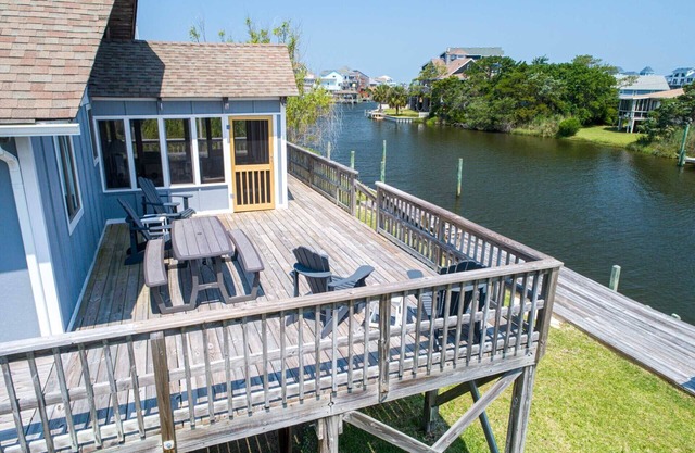 Cozy Canalfront Cottage w/Hot Tub, Private Boat Dock, Smart TVs, Screened Porch
