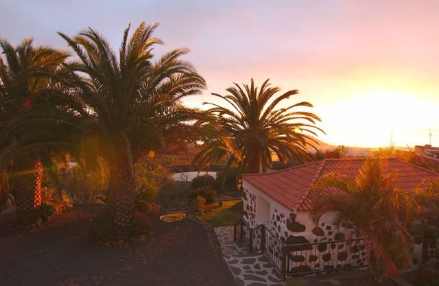 cozy Canarian country house overlooking the sea, sunset and stars