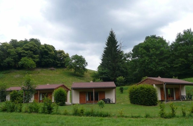 Cozy Cantal Cottage: Terrace, Pool, BBQ, Pet-Friendly, Near Beaches and Scenic Villages