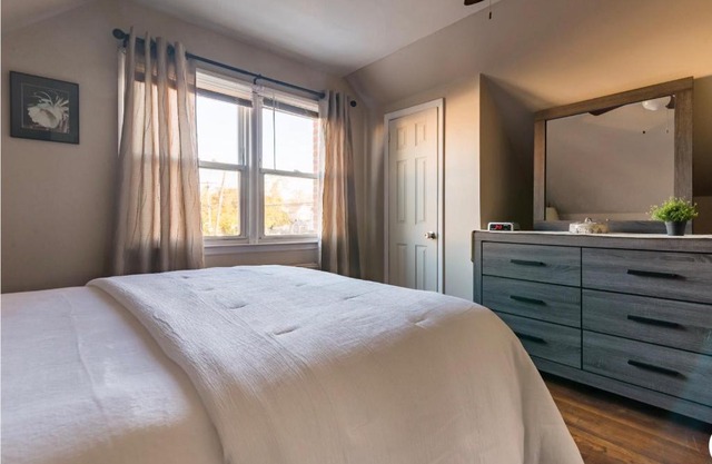 Cozy Cape Cod 1BR close to LGA