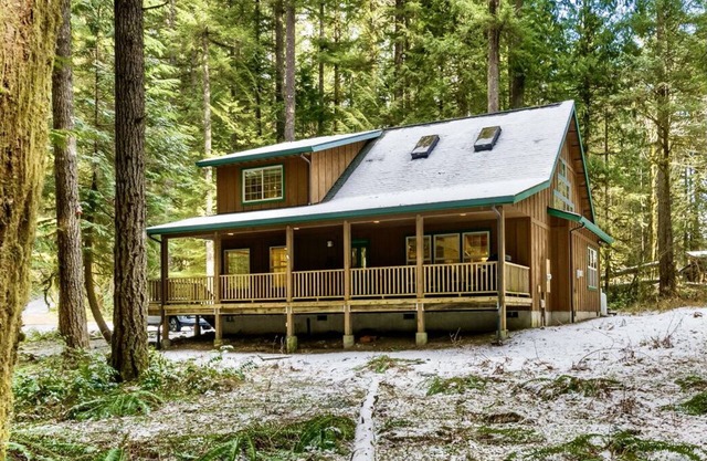 Cozy Cascade Cabin. Relaxing Hot Tub, Secluded, Spacious and Creek Nearby