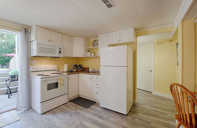 Cozy centrally located bachelors suite