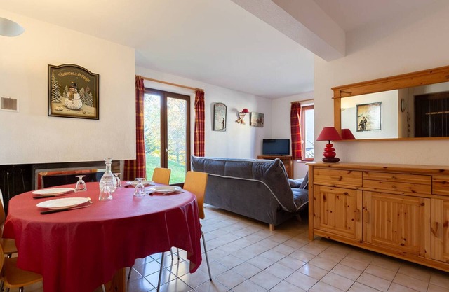 Cozy chalet for 6 Peyragudes, ski shuttle, pets ok, fireplace, BBQ