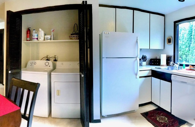 Cozy charming apartment with 2 bedrooms near downtown Portland