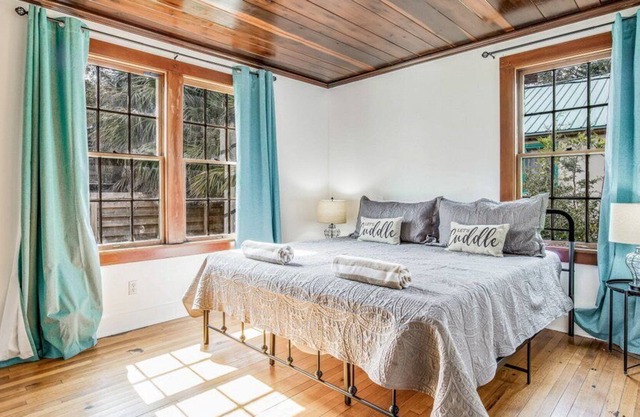 Cozy & Cheerful Bayside Home Near NAS & Downtown
