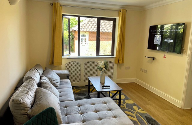 Cozy Chippenham Double En-suite 5 Bed House with Free Parking for 4 cars