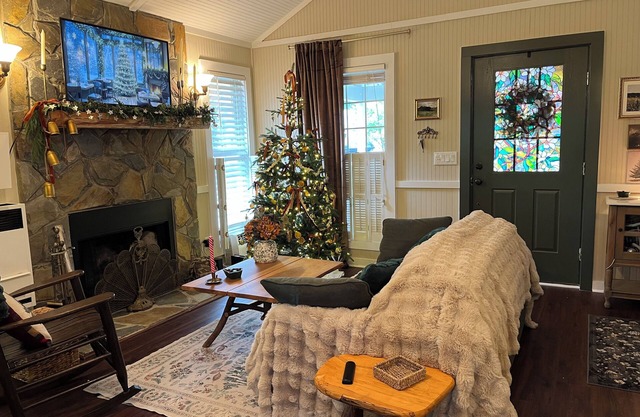 Cozy Christmas Cottage on Linville River- Fireplace & pet-friendly