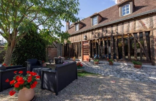 Cozy City Cottage with Garden, Fireplace & Ping-Pong near Bellegarde Château