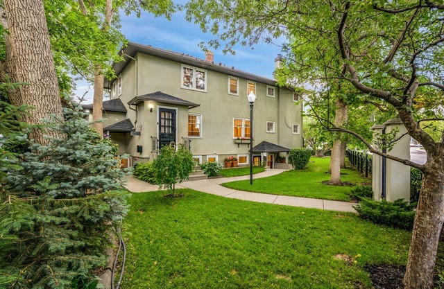 Cozy Cliff Bungalow Cottage: Inner City Oasis with Home Theater and Parking!