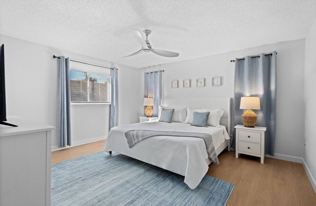 Cozy coastal 3/2 home, Siesta 5 min +hot tub+ fully fenced garden