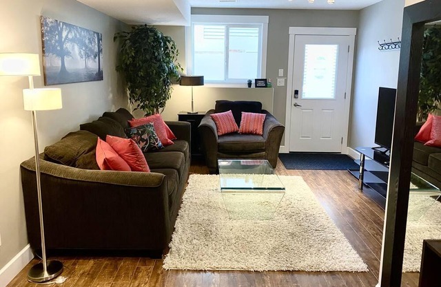 Cozy & Comfy~Fast WI-FI~Self Check-In~Free Parking