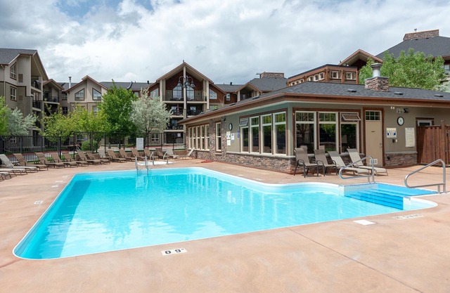 Cozy condo beside lake with mountain view/2bd 2bth + Den