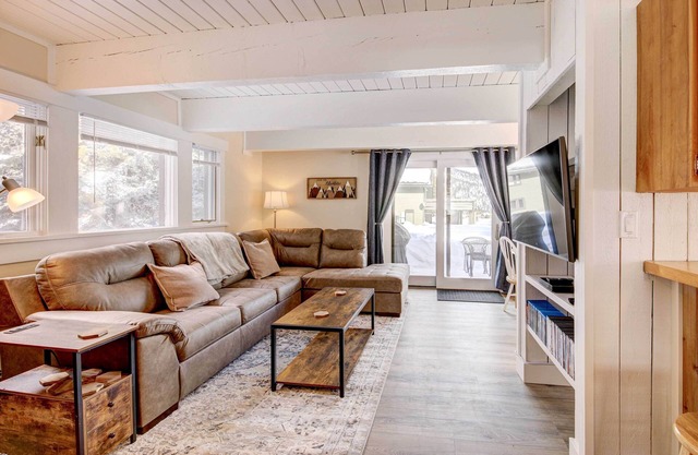 Cozy Condo Near Golf, 7 Mi to Big Sky Resort!