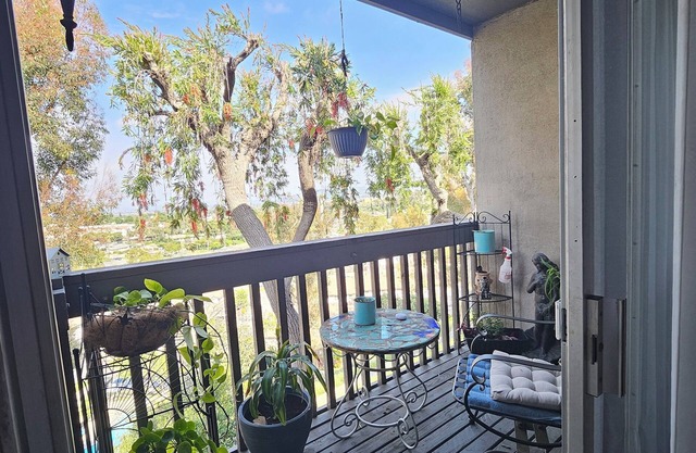 Cozy condo on hill top. with beautiful view of the city