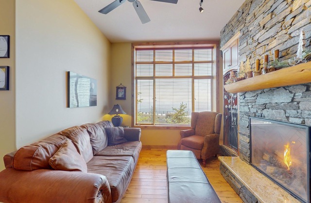 Cozy condo with private hot tub, gas fireplace, and washer/dryer