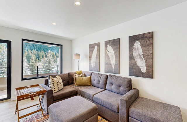 Cozy Condo with Stunning Mountain Views - Near the Ski Lifts